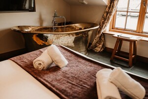 Quarto casal superior, banheiro privativo, vista para a montanha