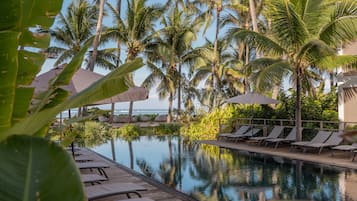 Piscine extérieure, parasols de plage, chaises longues