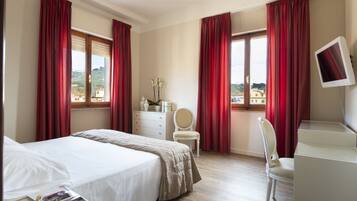 Classic Double Room | Minibar, in-room safe, desk, blackout drapes