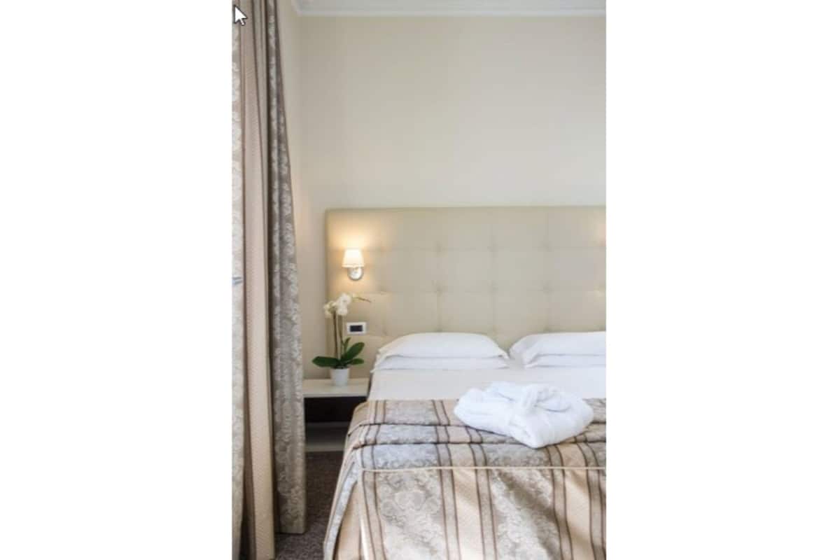 Een minibar, een kluis op de kamer, een bureau, verduisterende gordijnen