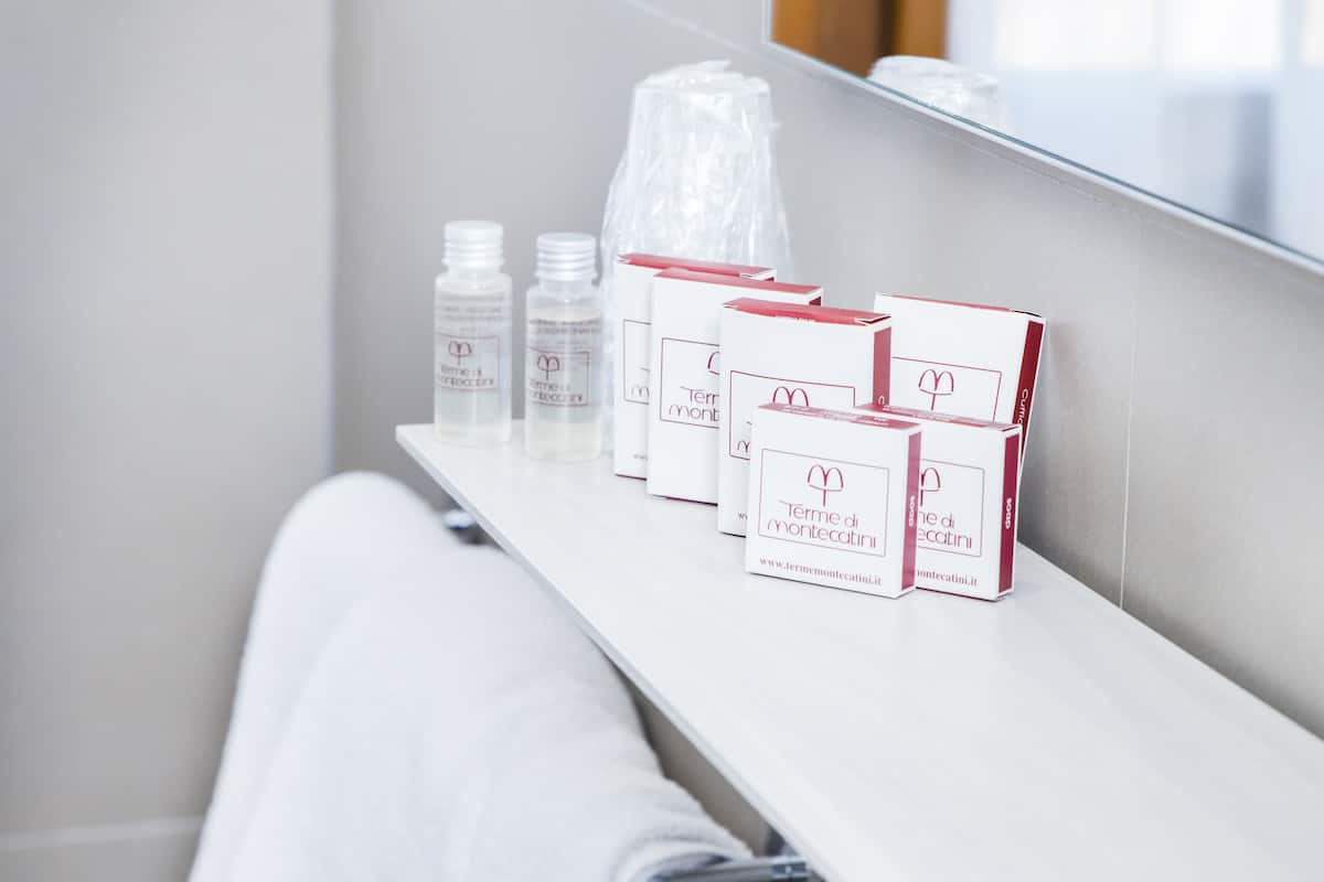 classic quadruple room | bathroom | shower, free toiletries, hair dryer, bidet