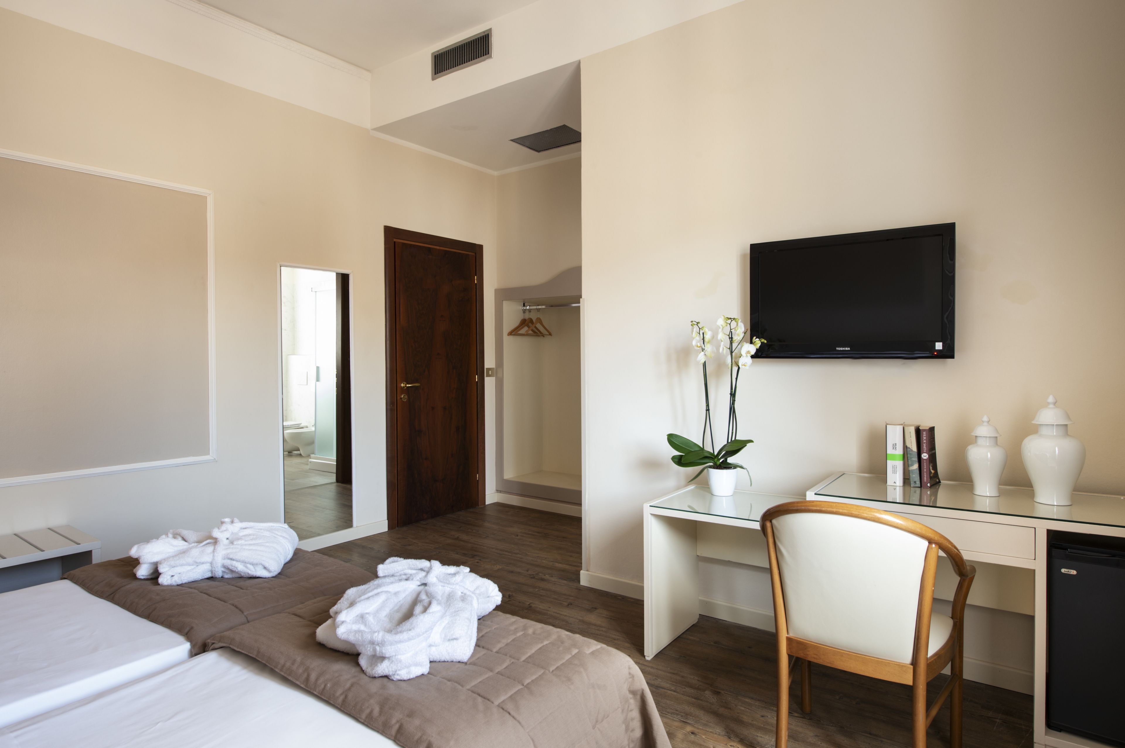 superior double room | 1 bedroom, minibar, in-room safe, desk