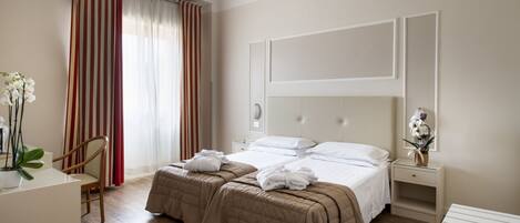 Kahden hengen superior-huone | Minibaari, tallelokero huoneessa, työpöytÀ, pimennysverhot