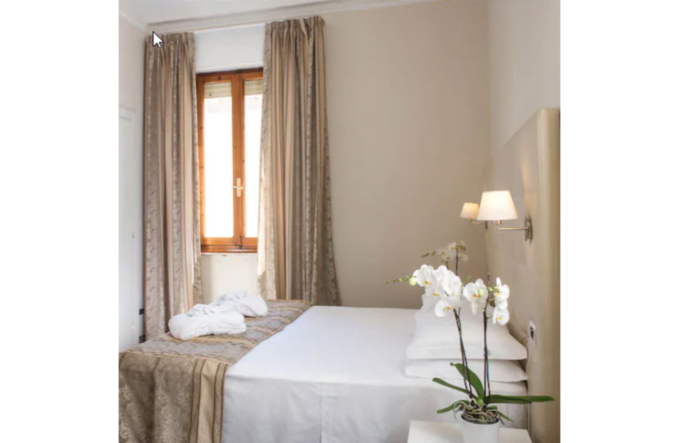 classic double room | 1 bedroom, minibar, in-room safe, desk