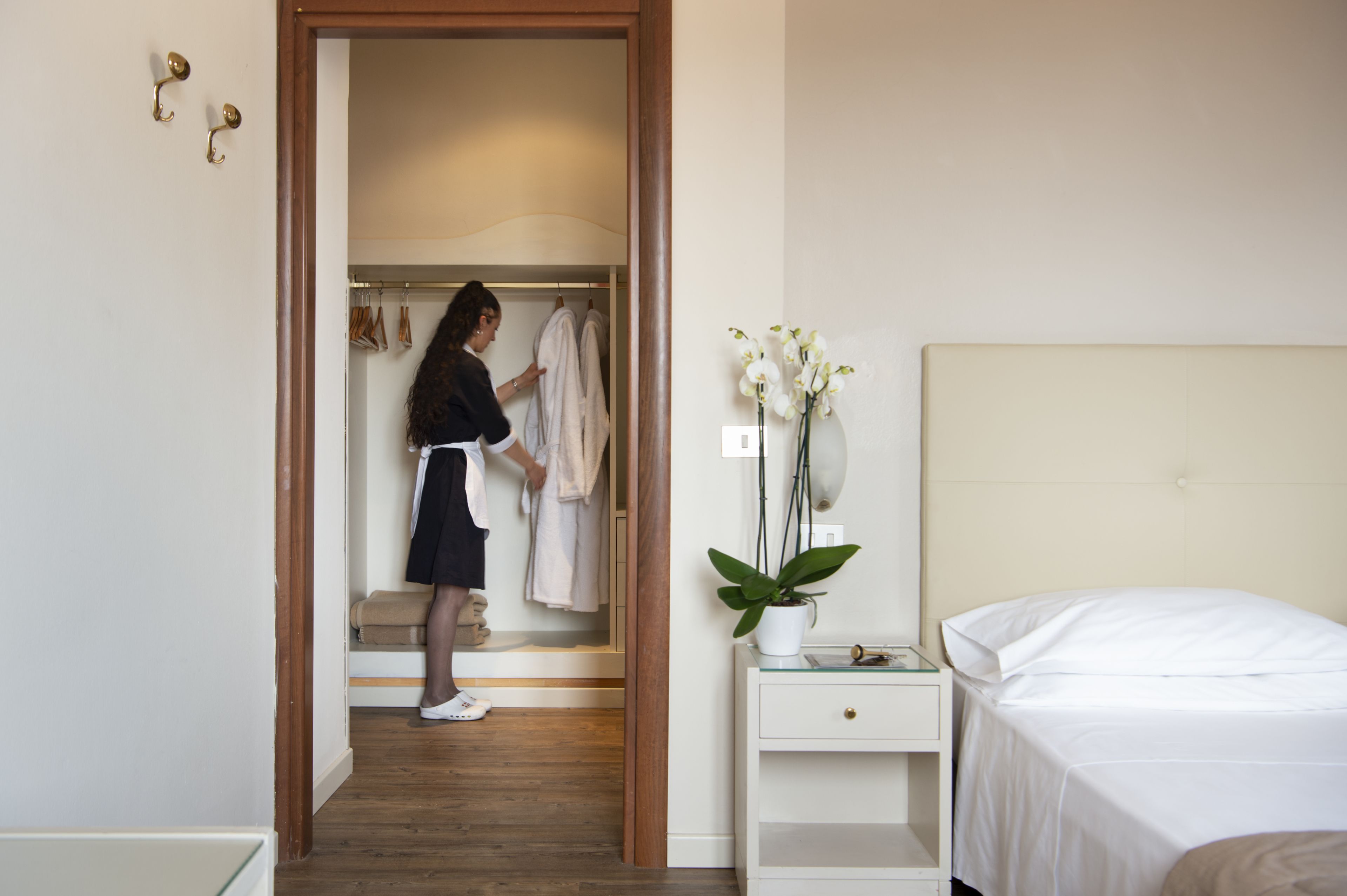 Habitación doble clásica | Minibar, caja de seguridad en la habitación y escritorio 