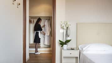 Minibar, caja de seguridad en la habitación y escritorio