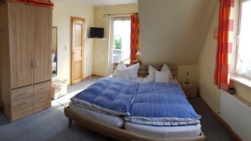 In-room safe, desk, free WiFi