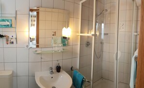 Shower, bathrobes - Gästehaus Tepel (Winterberg)