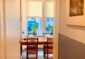 Fridge, oven, stovetop, coffee/tea maker - St Marys Street Holiday Apartment (Edinburgh)