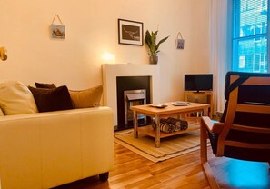 TV, DVD player - St Marys Street Holiday Apartment (Edinburgh)