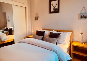 Premium bedding, blackout drapes, iron/ironing board, travel crib - St Marys Street Holiday Apartment (Edinburgh)