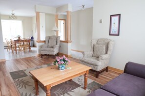 Cottage Standard, 2 chambres, non-fumeurs (Superior 2 Bedroom Cottage) | Salle de séjour | Télévision à écran plat de 32 pouces avec chaînes par câble, télévision