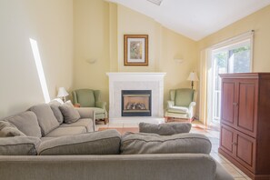 Cottage Deluxe, 3 chambres, non-fumeurs (3 Bed 2 Bath cottage w/private HotTub) | Rideaux occultants, fer et planche à repasser, Wi-Fi gratuit