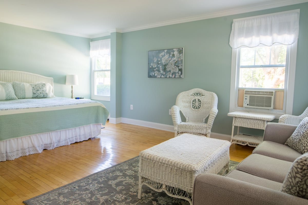 Superior Room, 1 King Bed, Non Smoking, Kitchenette | 1 bedroom, blackout drapes, iron/ironing board, free WiFi
