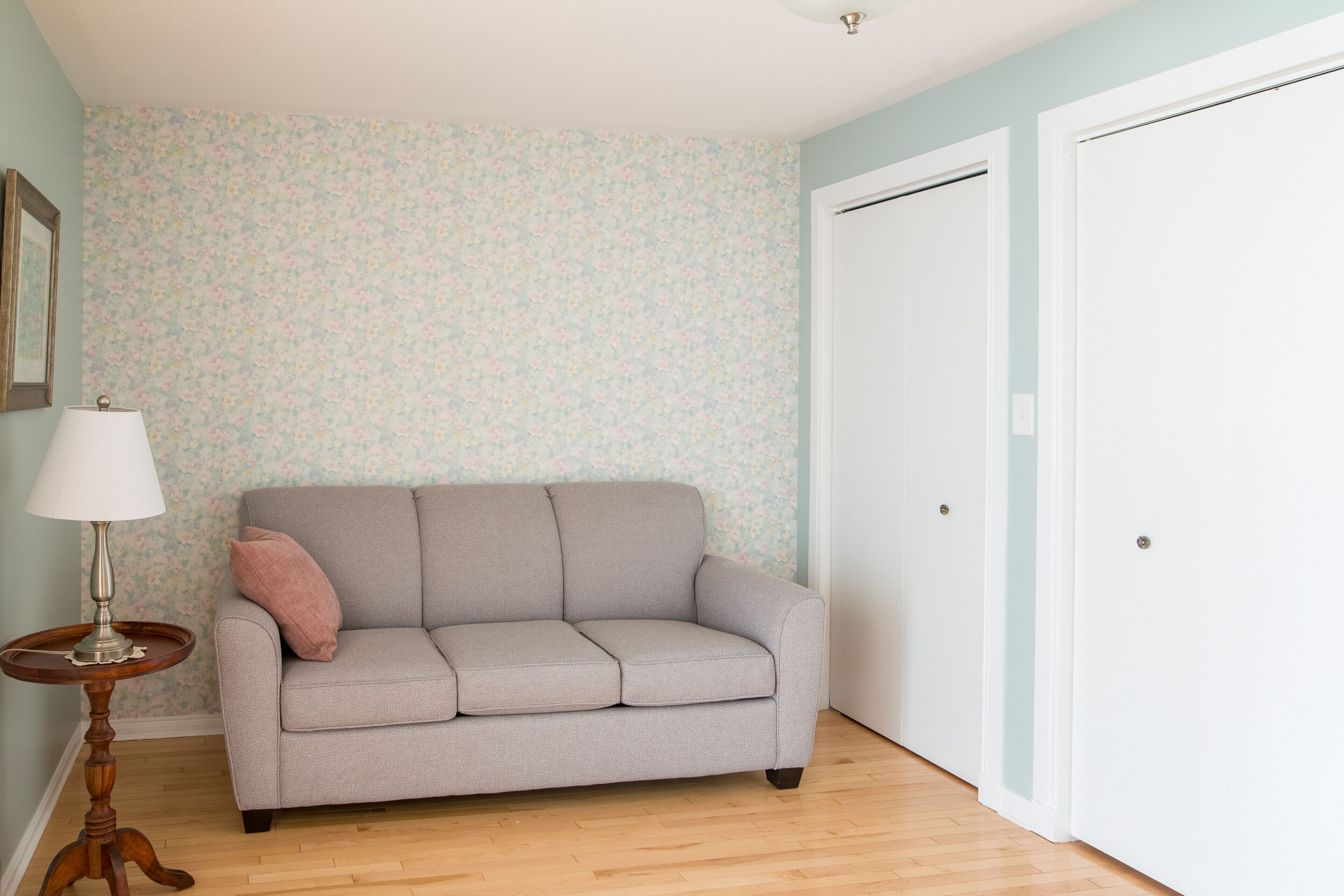 junior room, 1 king bed, non smoking (jr. suite) | 1 bedroom, blackout curtains, iron/ironing board, free wifi