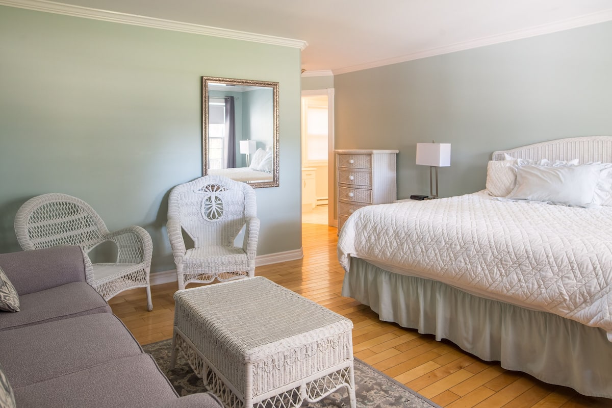 superior room, 1 king bed, non smoking (superior king room with kitchenette) | 1 bedroom, blackout curtains, iron/ironing board, free wifi