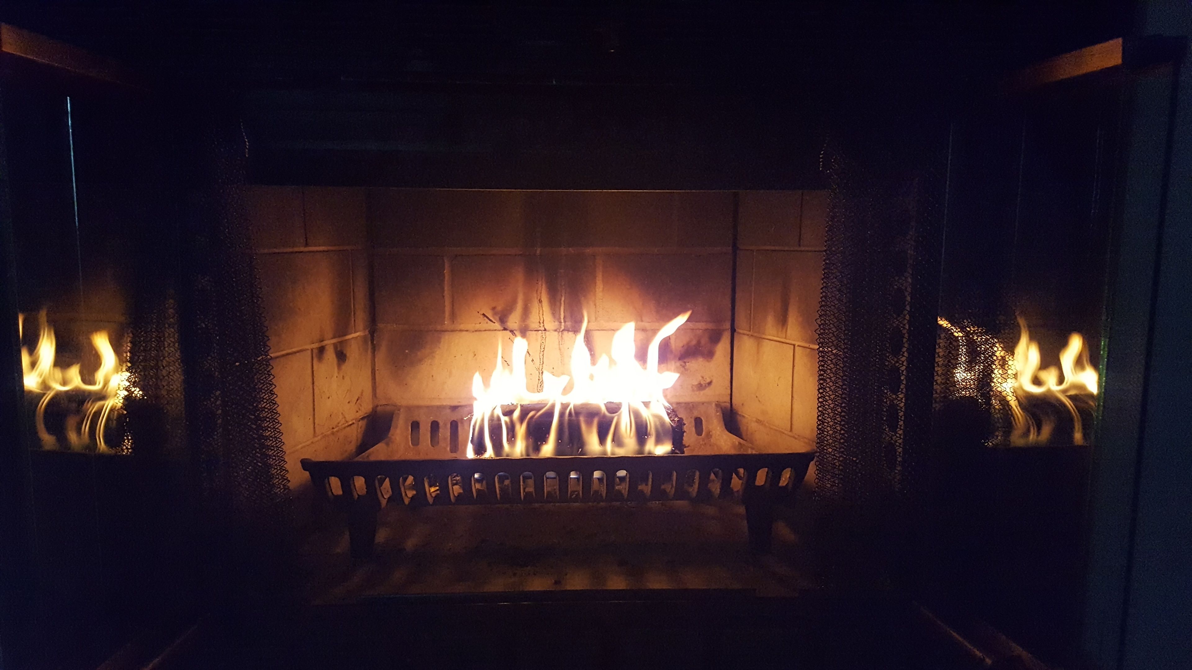 Una chimenea con fuego encendido.