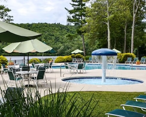 Una piscina al aire libre de temporada (de 10:00 a 18:00), sombrillas
