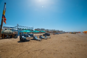 On the beach, white sand, beach umbrellas, beach massages - Hotel Santo Tomas los Morros (Cartagena)