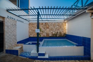 Piscina externa, espreguiçadeiras