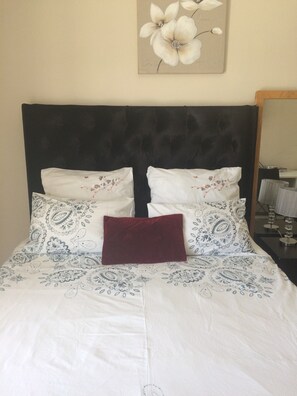 Comfort Studio, 1 Queen Bed, Accessible, Non Smoking | Premium bedding, iron/ironing board, free WiFi, bed sheets - Luxe Self Catering At Maerua Mall (Windhoek)