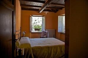 Individually decorated, individually furnished, rollaway beds - Antico Borgo Isola Santa (Careggine)