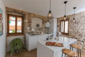 Deluxe-Apartment, Mehrere Betten, Nichtraucher, Meerblick | Eigene Küche