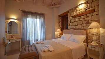 Family Duplex, Sea View (Elia) | 2 bedrooms, in-room safe, individually decorated, individually furnished