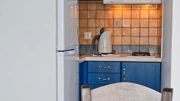 Studio | Coin cuisine privé | Grand réfrigérateur, micro-ondes, plaque de cuisson