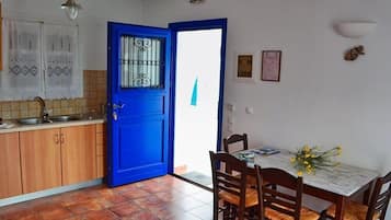 Departamento, 1 habitación, vista al jardín | Cocina privada | Refrigerador con congelador, microondas y parrilla de estufa