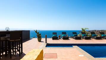 3 outdoor pools, pool loungers
