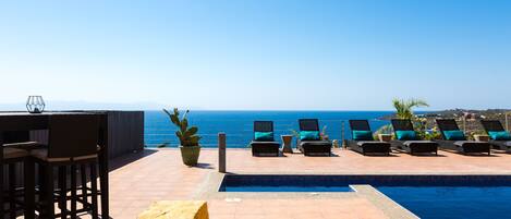 3 albercas al aire libre y camastros