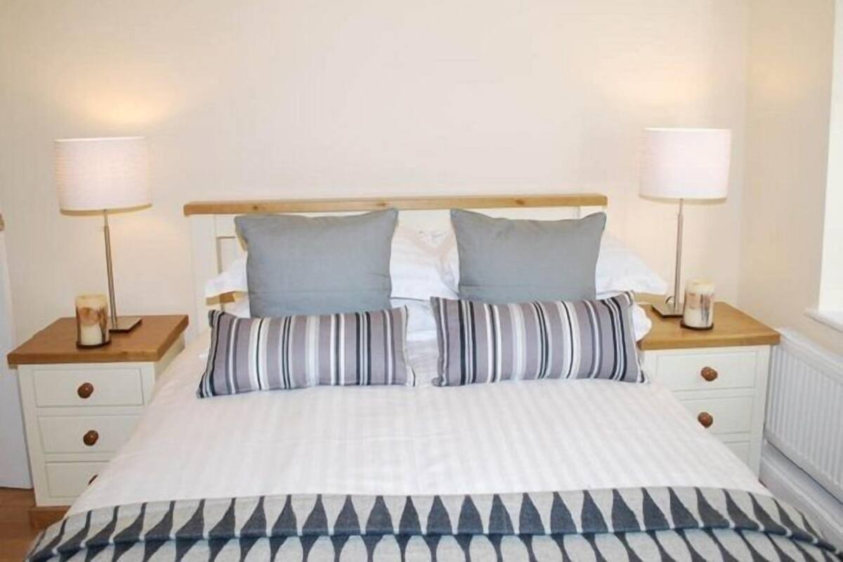 Soundproofing, free WiFi, bed sheets