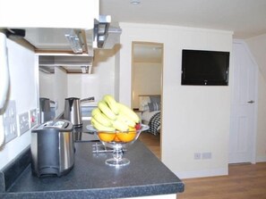 Small Studio | Private kitchen | Full-size fridge, microwave, stovetop, electric kettle