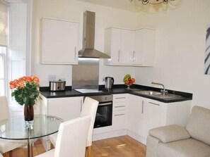 Suite - 1 soveværelse (with Shower) | Privat køkken | Køleskab/fryser i fuld størrelse, mikrobølgeovn, kogeplade, elkedel