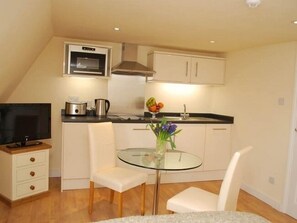 Small Studio | Private kitchen | Full-size fridge, microwave, stovetop, electric kettle