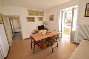 Apartment, 2 Schlafzimmer | Essbereich im Zimmer