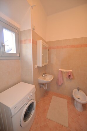 Apartment, 2 Bedrooms | Bathroom | Bidet, towels - Casa Diana - WelcHome (Cannobio)