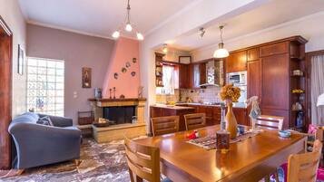 Apartment, 3 Schlafzimmer | Wohnbereich | 32-Zoll-Flachbildfernseher mit Satellitenempfang, Fernseher