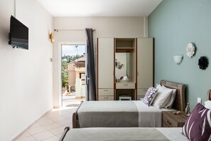 Estudio, vistas a la piscina | Tabla de planchar con plancha, wifi gratis, ropa de cama