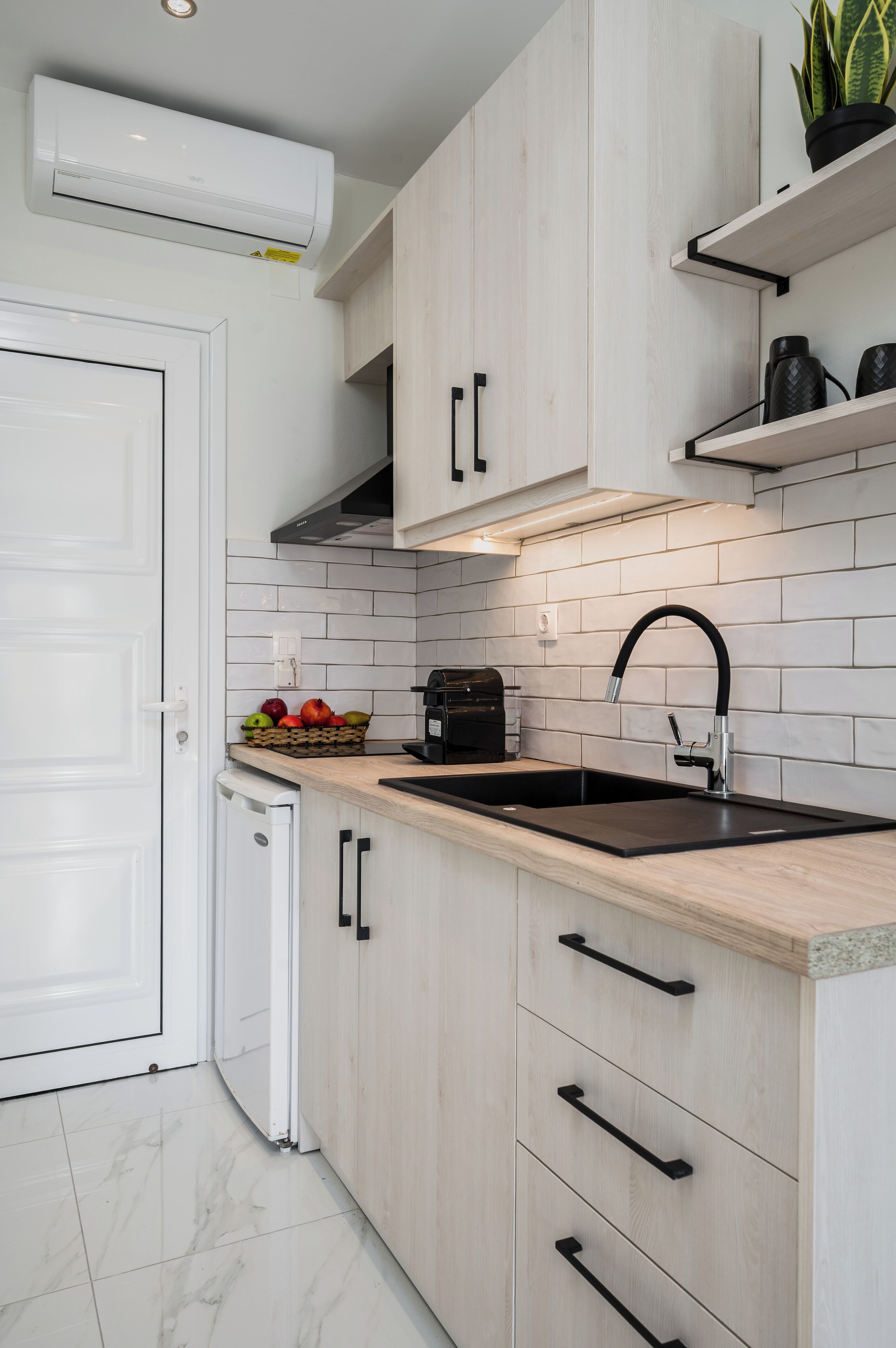 Monolocale Superior, vista piscina | Cucina privata | Frigorifero, piano cottura, macchina per tè/caffè, bollitore elettrico