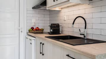 Monolocale Superior, vista piscina | Cucina privata | Frigorifero, piano cottura, macchina per tè/caffè, bollitore elettrico