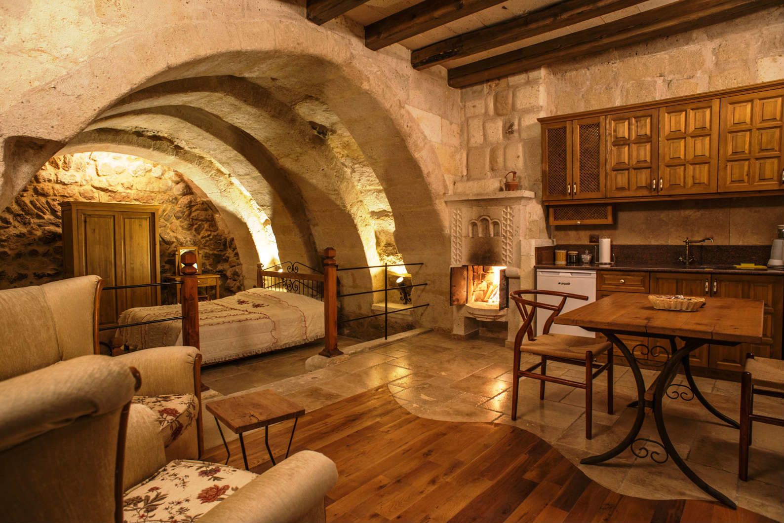 蜜月公寓 | 起居区 | 32-英寸液晶电视（配备卫星频道）、电视、壁炉