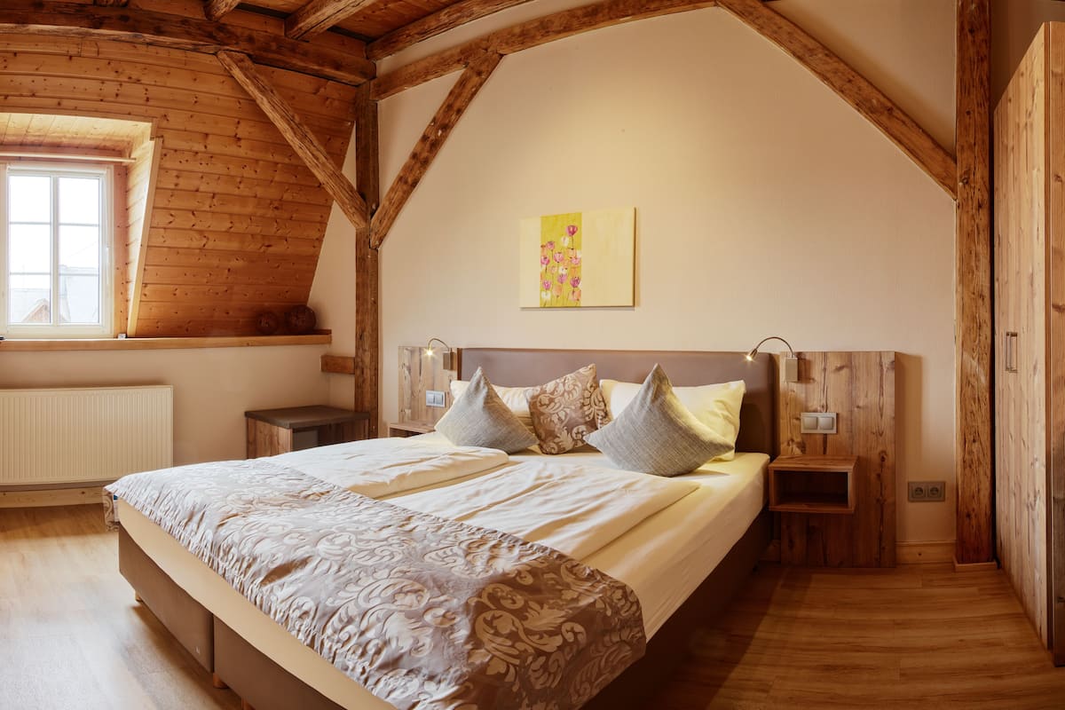 5 bedrooms, minibar, in-room safe, desk