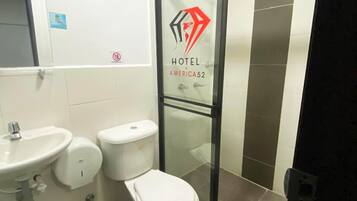 Kolmen hengen perushuone | Kylpyhuone | Suihku, sadesuihkupää, ilmaiset hygieniatuotteet, pyyhkeet