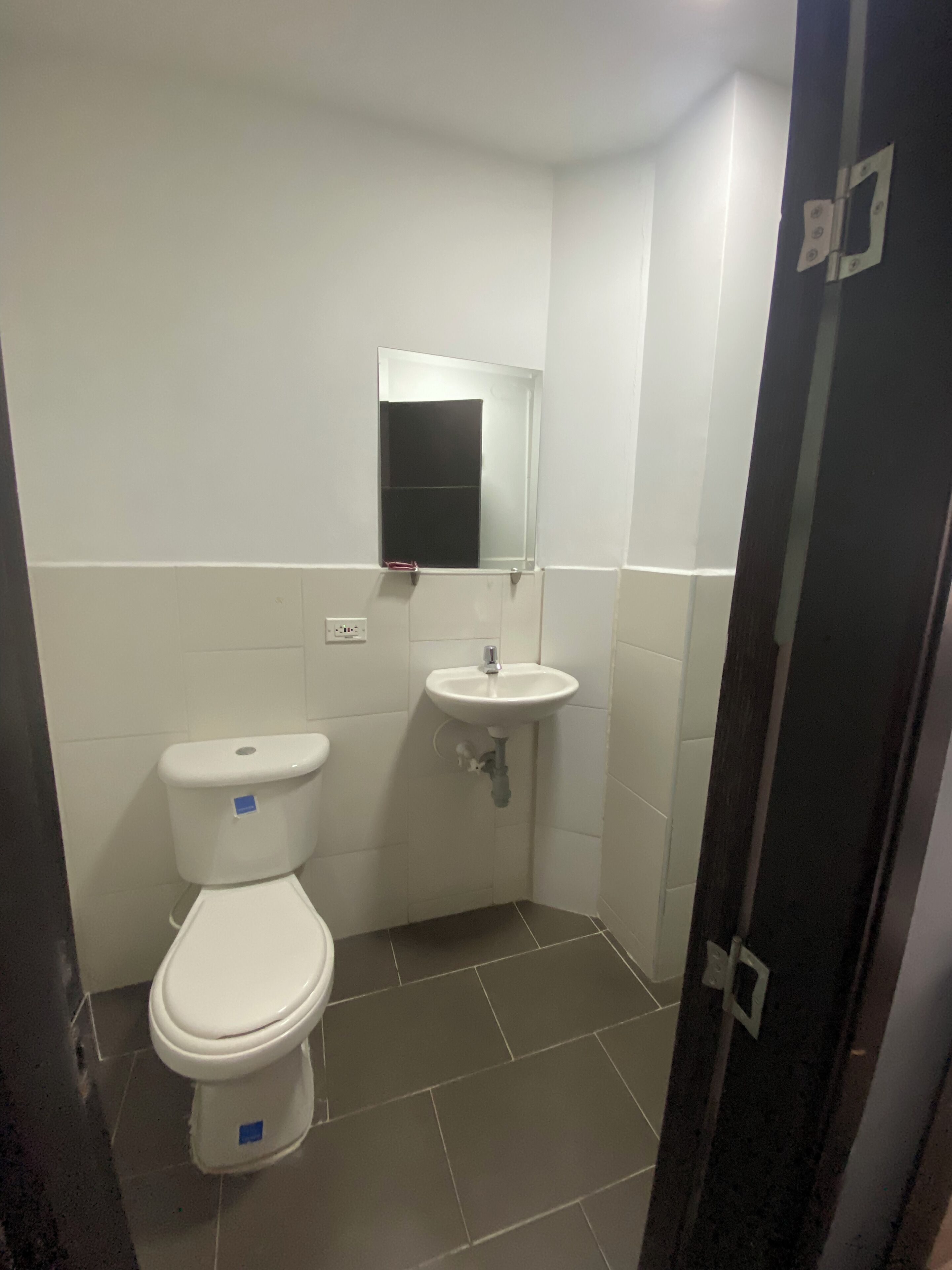 basic twin room, non smoking | bathroom | shower, rainfall showerhead, free toiletries, towels