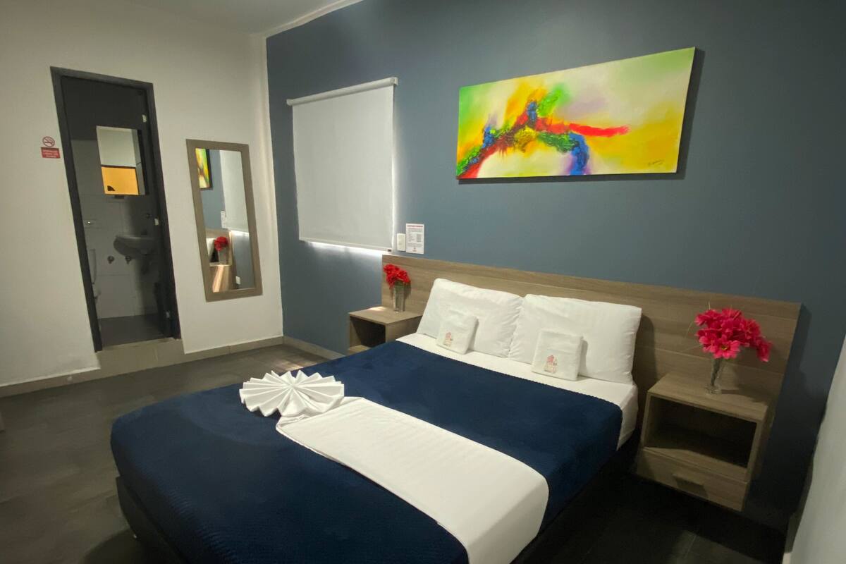 Comfort Room, 1 Double Bed, Non Smoking | Hypo-allergenic bedding available, desk, blackout drapes