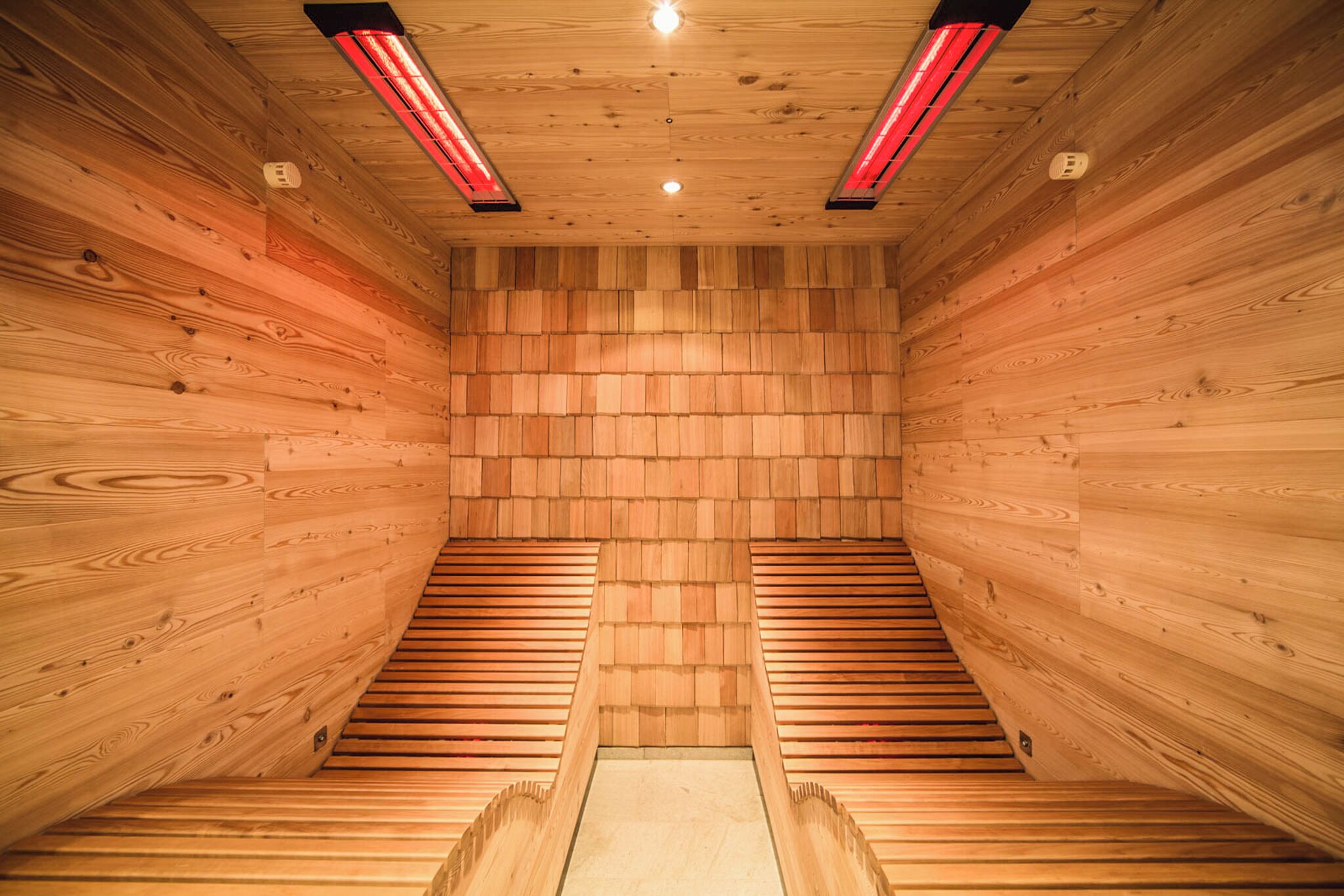 Sauna, boblebad, dampbad, kropsbehandlinger, hot stone-massage