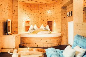 Suite (KUSCHELHERZ) | Living area | TV, toys, heated floors