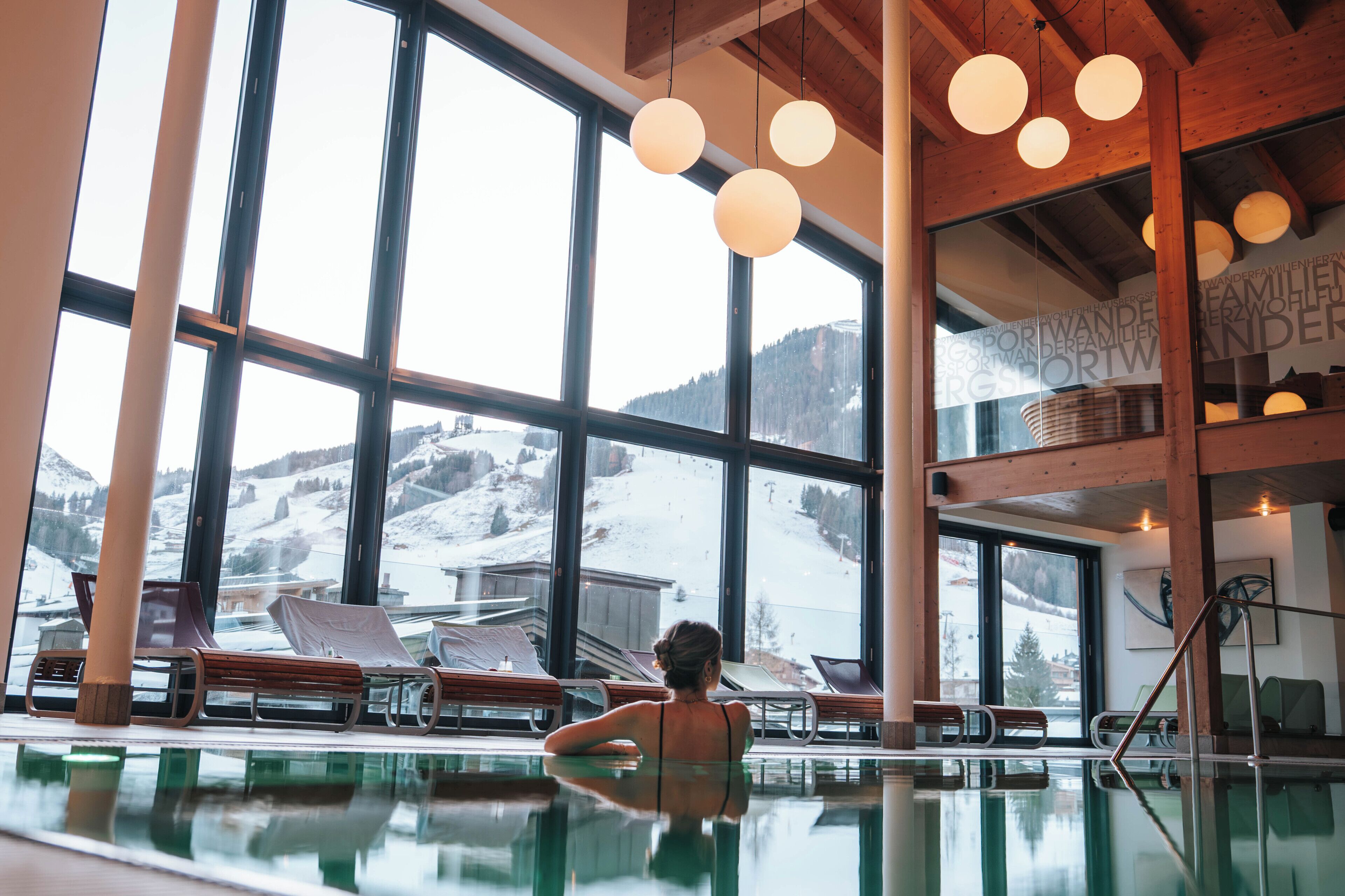 Piscina coperta, con ingresso dalle 08:00 alle 20:00, lettini